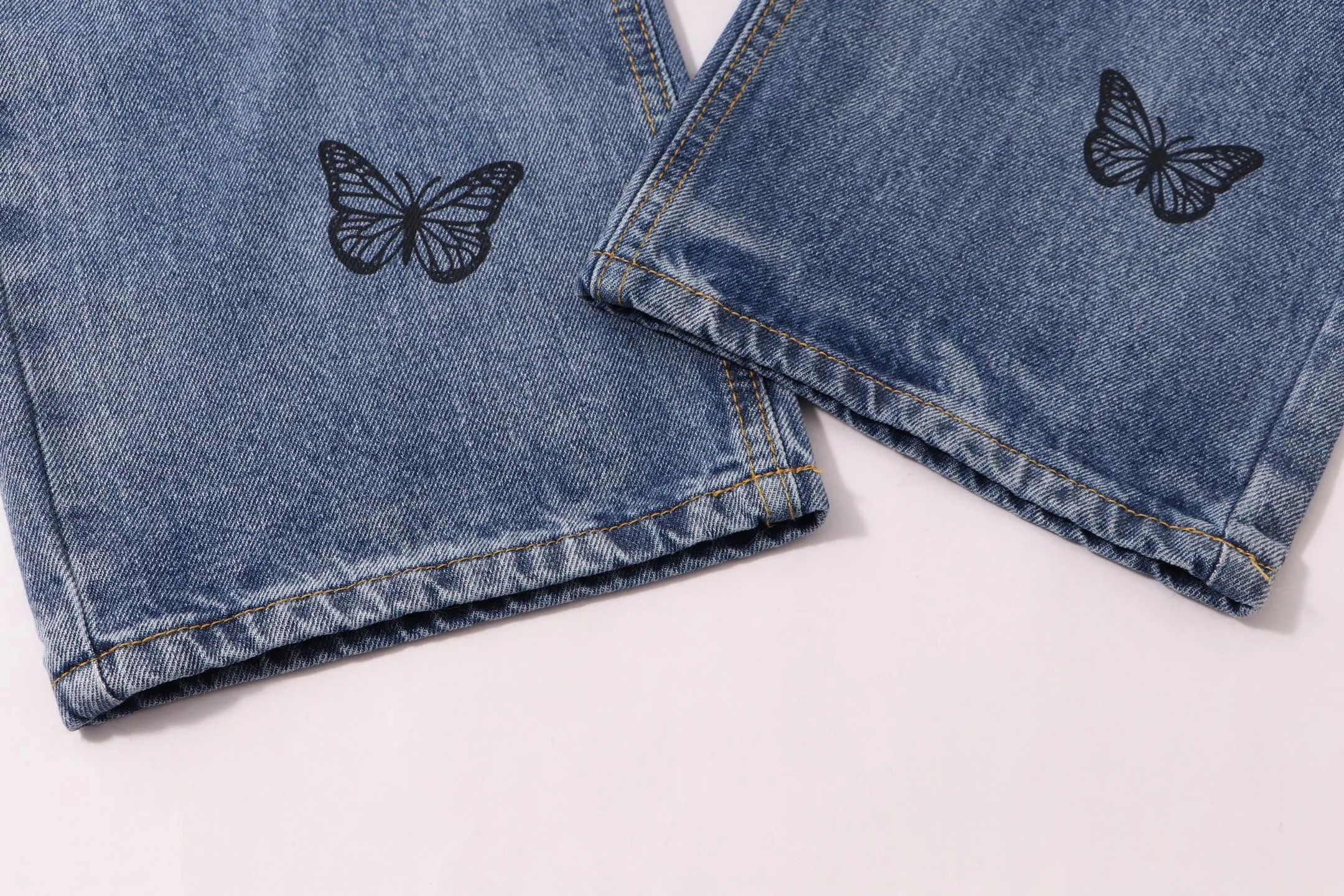 P240 Style No.: H96 Croxin & 𝐂𝐡𝐫𝐨𝐦𝐞 𝐇𝐞𝐚𝐫𝐭 Pingtai SS25 blue butterfly print jeans. Styles with different wash textures are very friendly to people with thin legs. The slightly flared version perfectly modifies the leg shape. The timeless and moderate length makes it easy to match and match. It is the basis for various styles and is a must-have in your wardrobe! The fabric is stiff but also makes the upper body soft without losing texture. The washing process is even more perfect. It is a must-have item for everyone! ! ! Washed wheat, hang tag, pants label, three labels complete Color: blue Size: 28-30-32-34